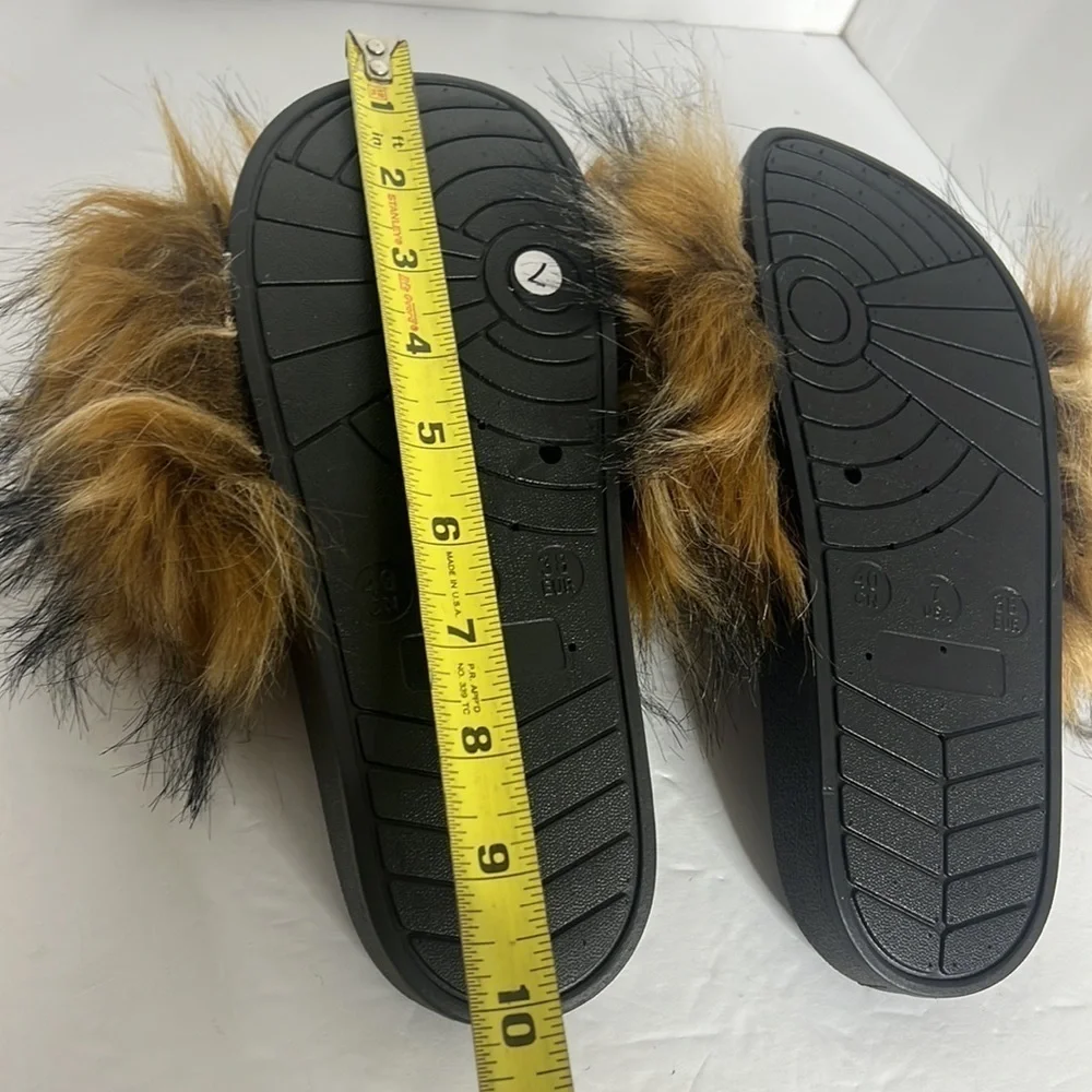 WOMANS FURRY SLIP ON SANDALS SIZE 7